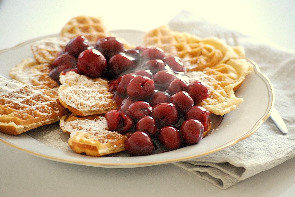 Rezeptbild: Vanillewaffeln mit dicken Gewürzkirschen