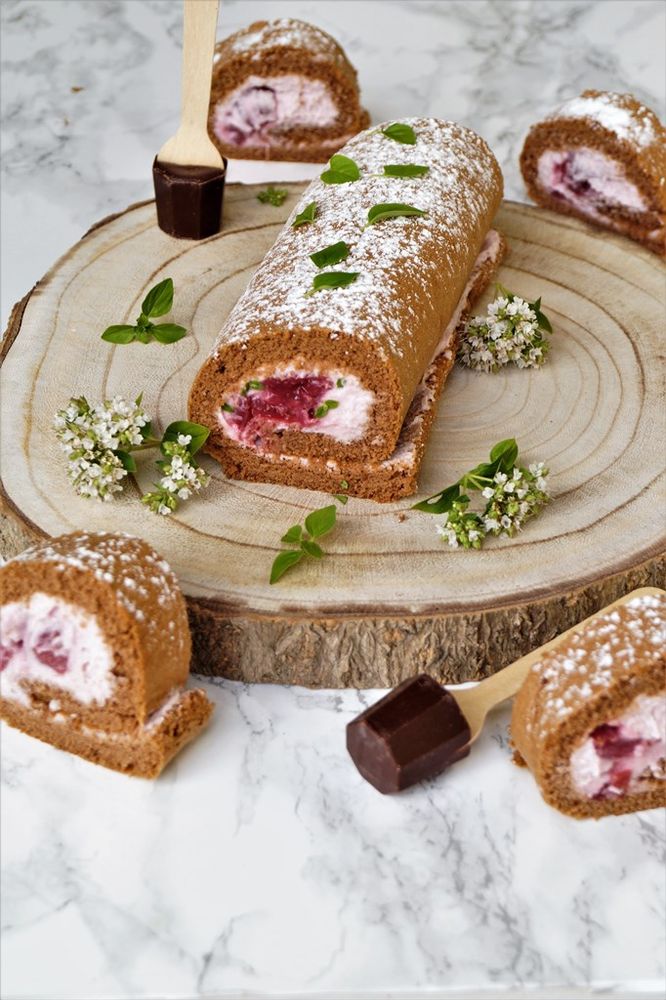 Rezeptbild: Schokoladen-Biskuitrolle mit Minze-Kirsch-Sahne a la Schwarzwälder-Kirsch Roulade