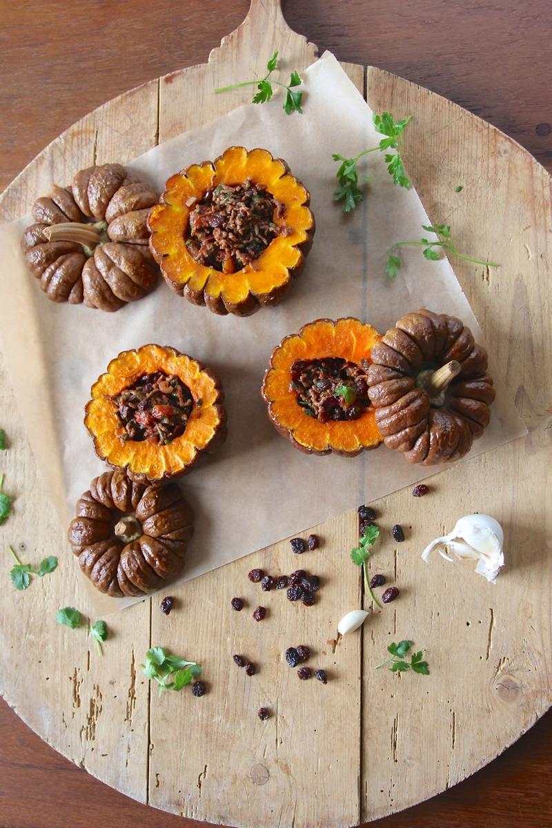 Rezeptbild: Orientalisch gefüllter Futsu Black Kürbis aus dem Ofen