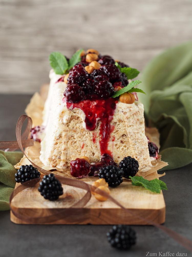 Rezeptbild: Haselnuss-Parfait mit Brombeeren