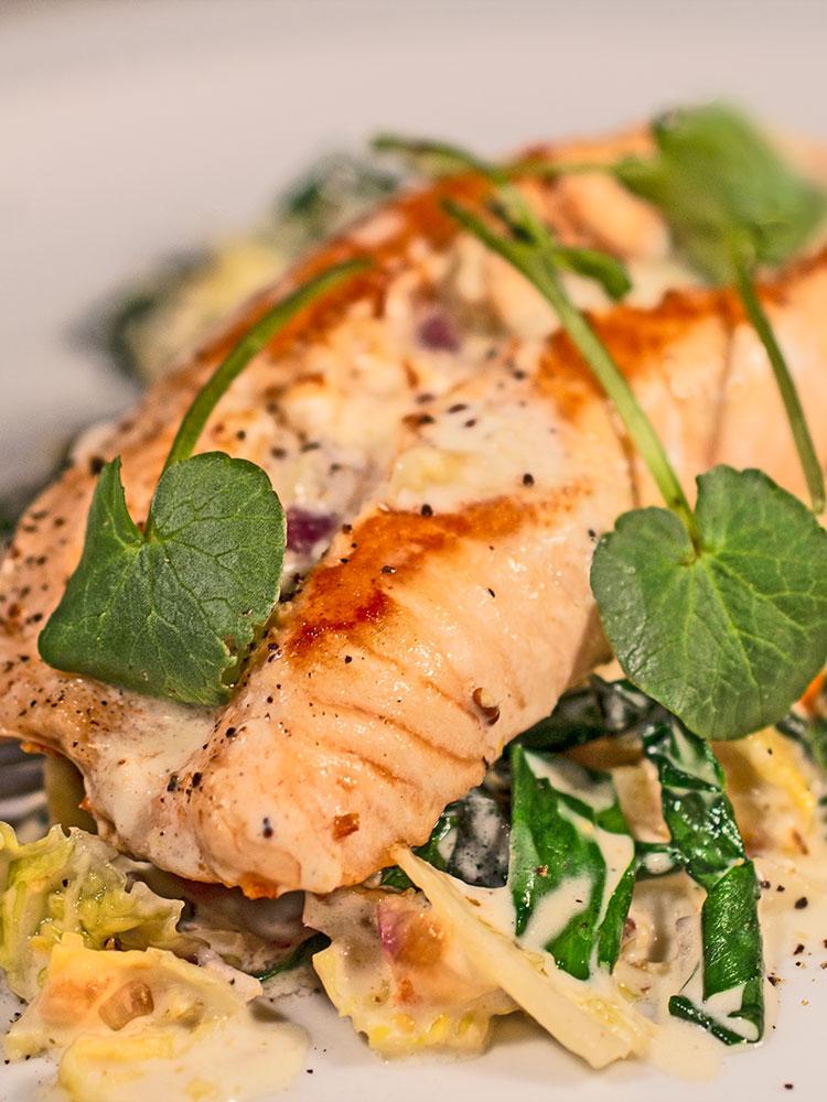 Rezeptbild: Lachs auf Wirsing-Bett mit Scharbockskraut