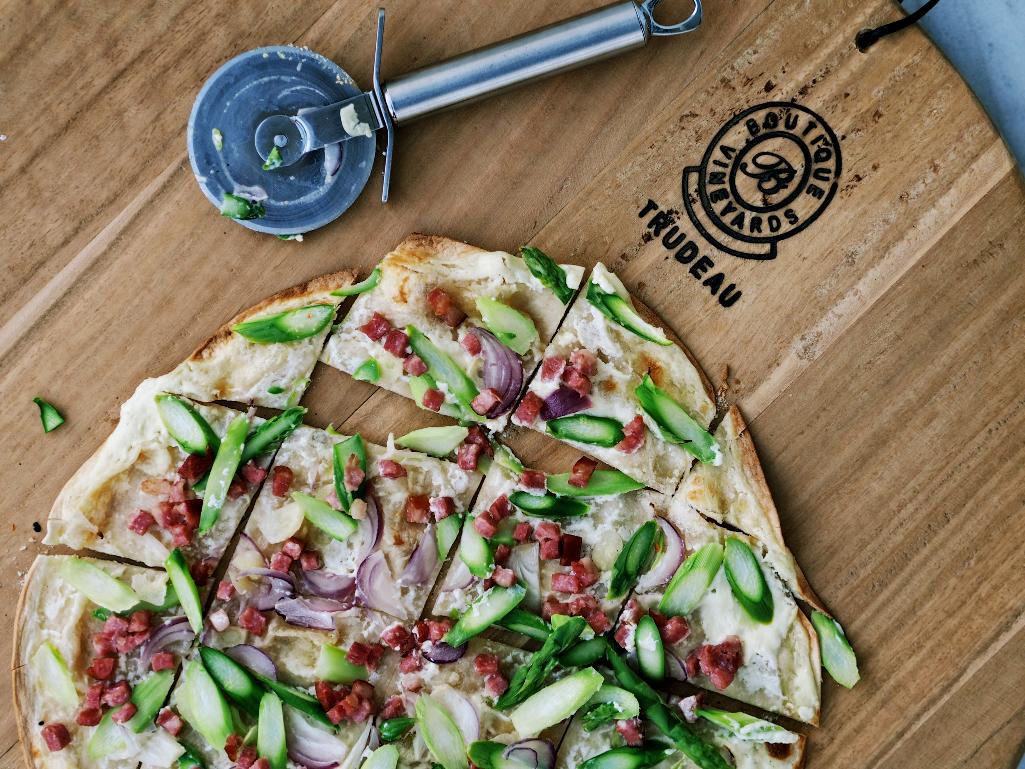 Rezeptbild: Flammkuchen mit grünem Spargel und Speck