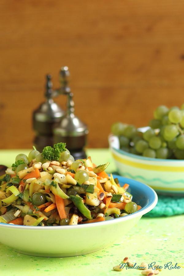 Rezeptbild: Lauwarmer Lauchsalat mit Apfel und Weintrauben