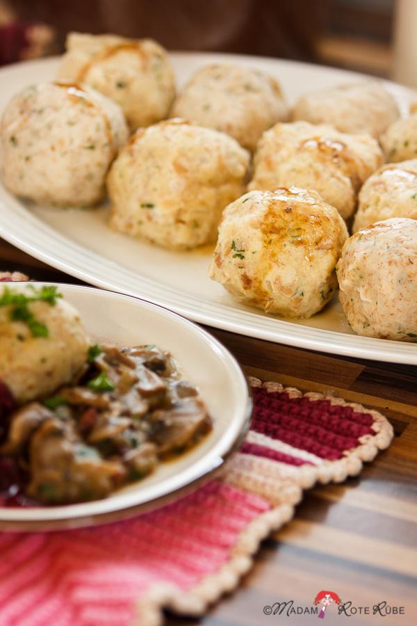 Rezeptbild: Semmelknödel - Die perfekte Beilage zu Gerichten mit viel Sauce