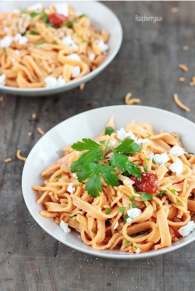 Rezeptbild: Hausgemachte Ajvar Pasta mit Petersilie, Zitrone und Feta