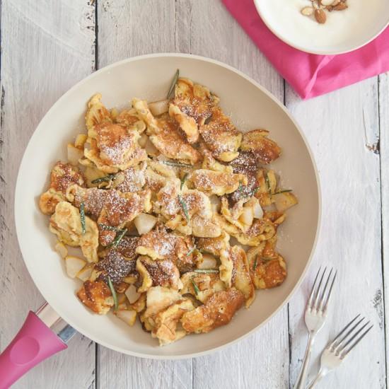 Rezeptbild: Birnen-Rosmarin-Kaiserschmarren mit Honig-Mandel-Joghurt