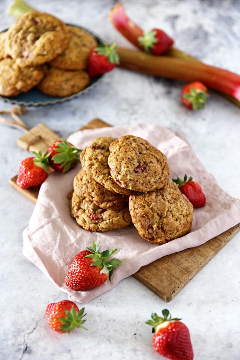 Rezeptbild: FRÜHLING AUF DER ZUNGE: ERDBEERE RHABARBER COOKIES