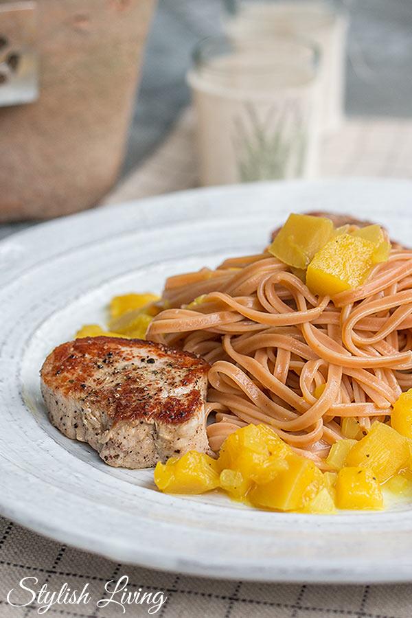 Rezeptbild:  Schweinemedaillons mit Mango-Curry-Ragout und Chilispaghetti