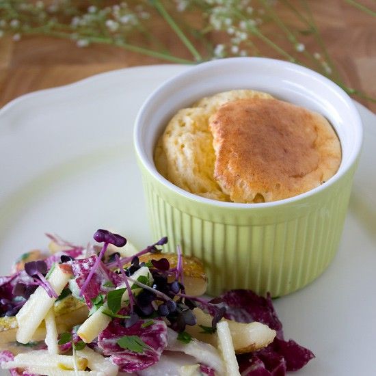 Rezeptbild: Ziegenkäse-Soufflé mit Apfel-Birnen-Radicchio-Salat