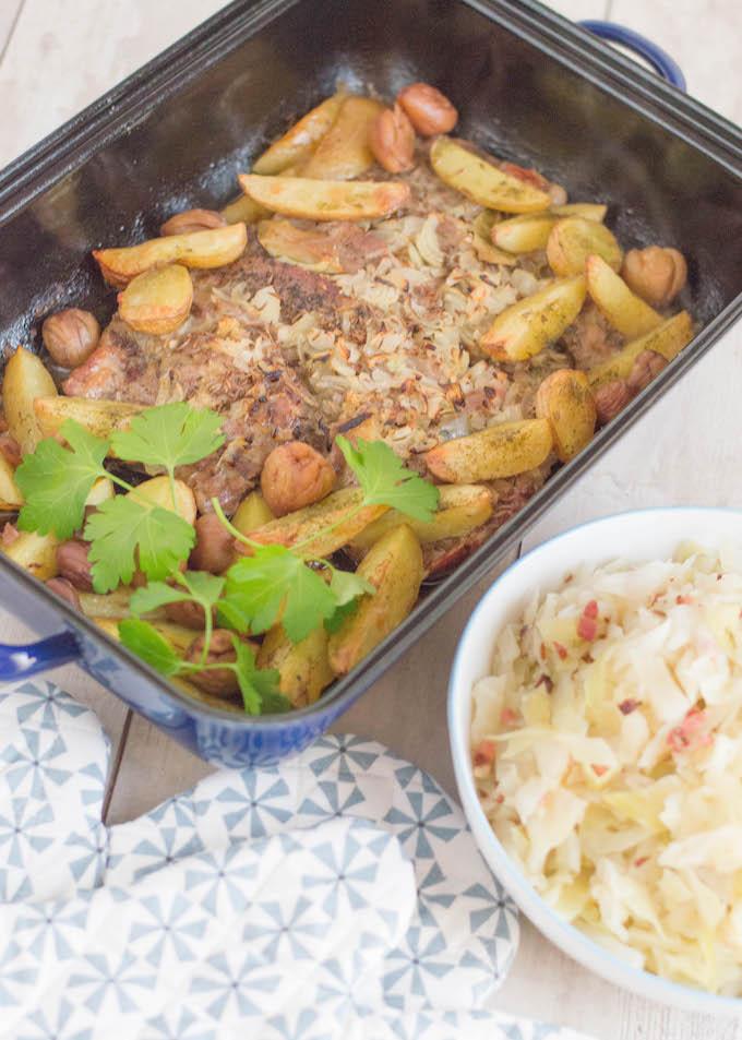 Rezeptbild: Mostviertler Bauernbraten mit Maroni und warmen Krautsalat