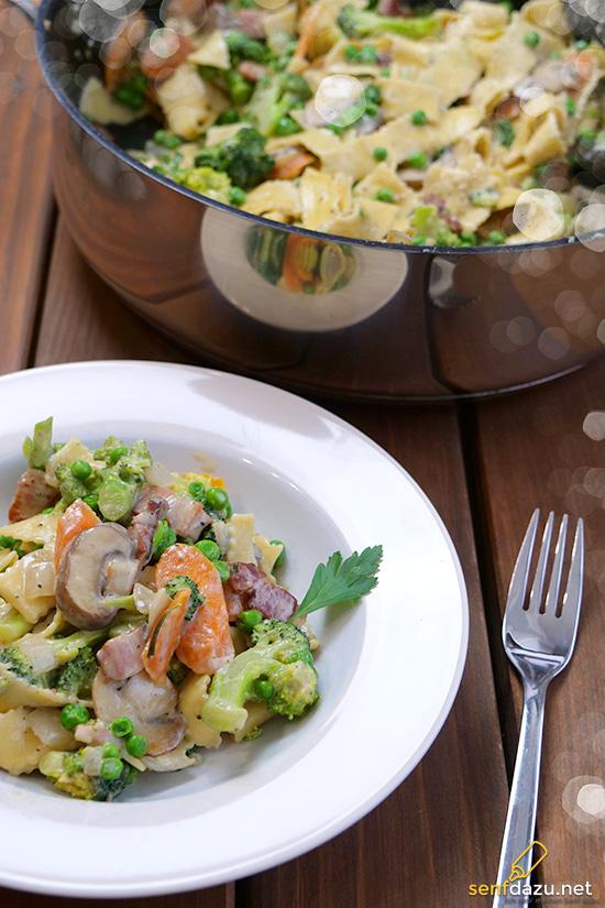 Rezeptbild: Gemüse-Nudelpfanne mit Speck