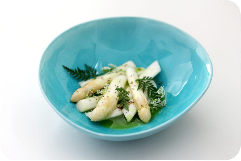 Rezeptbild: Roh marinierter Spargel mit wildem Kerbel, hausgemachtem Weizengras-Öl und geräuchertem Kaffee-Pfeffer