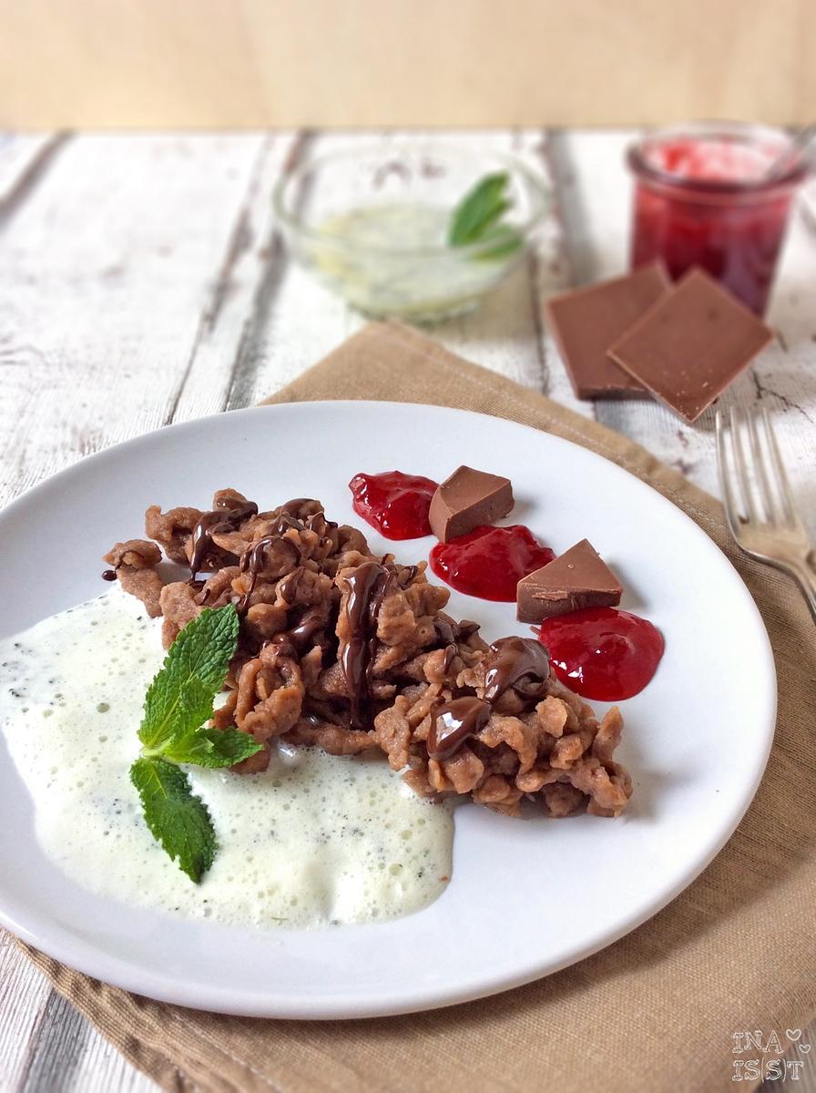Rezeptbild: Schokoladenspätzle mit Minzsoße und Himbeerkompott