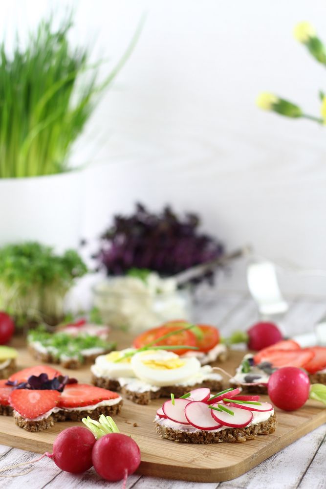 Rezeptbild: Herzhafte und süße Oster-Canapés für den Osterbrunch