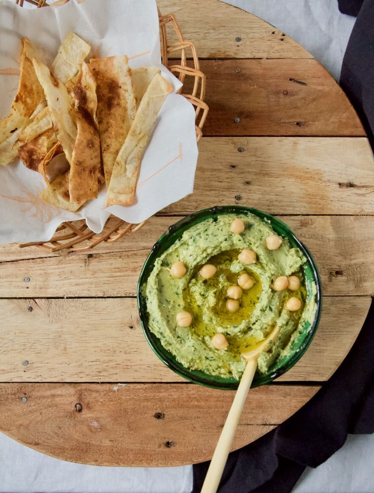 Rezeptbild: Cremiger Bärlauch-Hummus mit knusprig gerösteten Fladenbrot Sticks