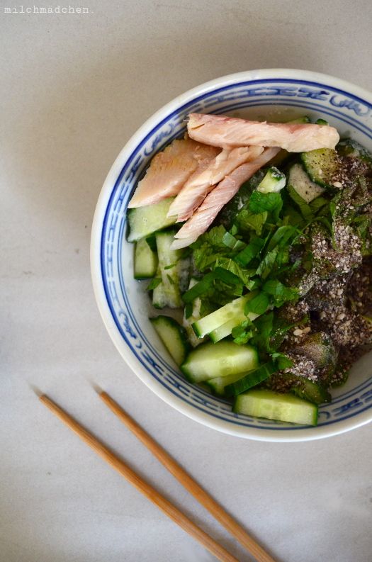Rezeptbild: Kokos-Gurkensalat mit Räucherforelle und Pfeffer-Reis-Topping