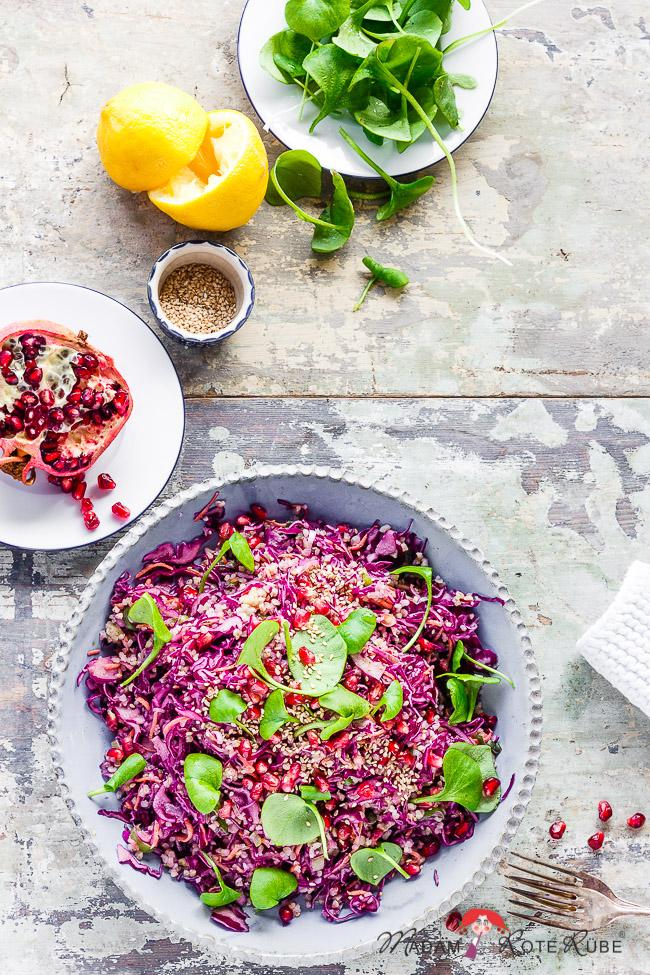 Rezeptbild: Rotkohlsalat mit Bulgur und Tahin-Zitronen-Dressing gegen Wintergrau