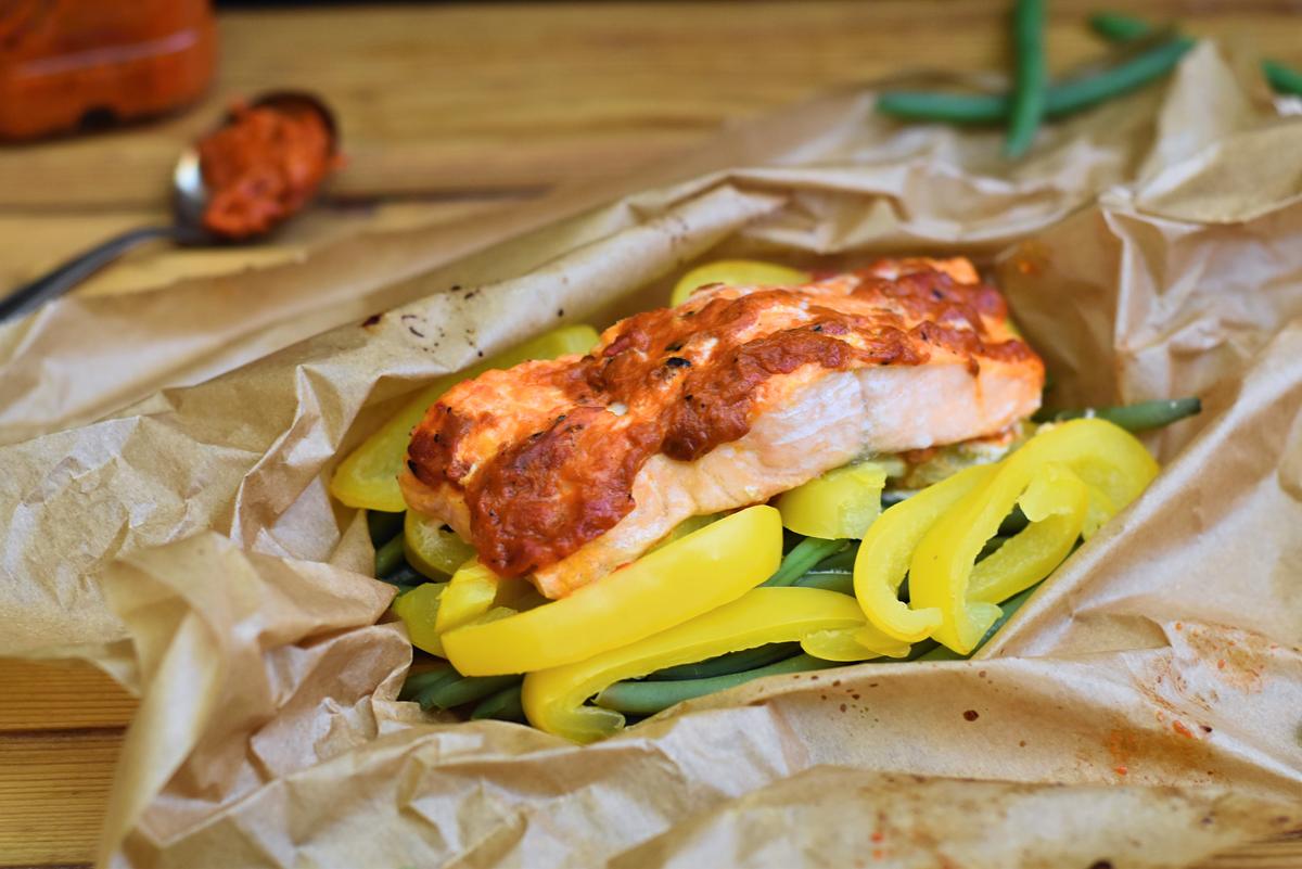 Rezeptbild: Lachs auf einem Gemüsebeet