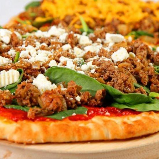 Rezeptbild: Pizza mit Lamm, Spinat und Paprika Sosse