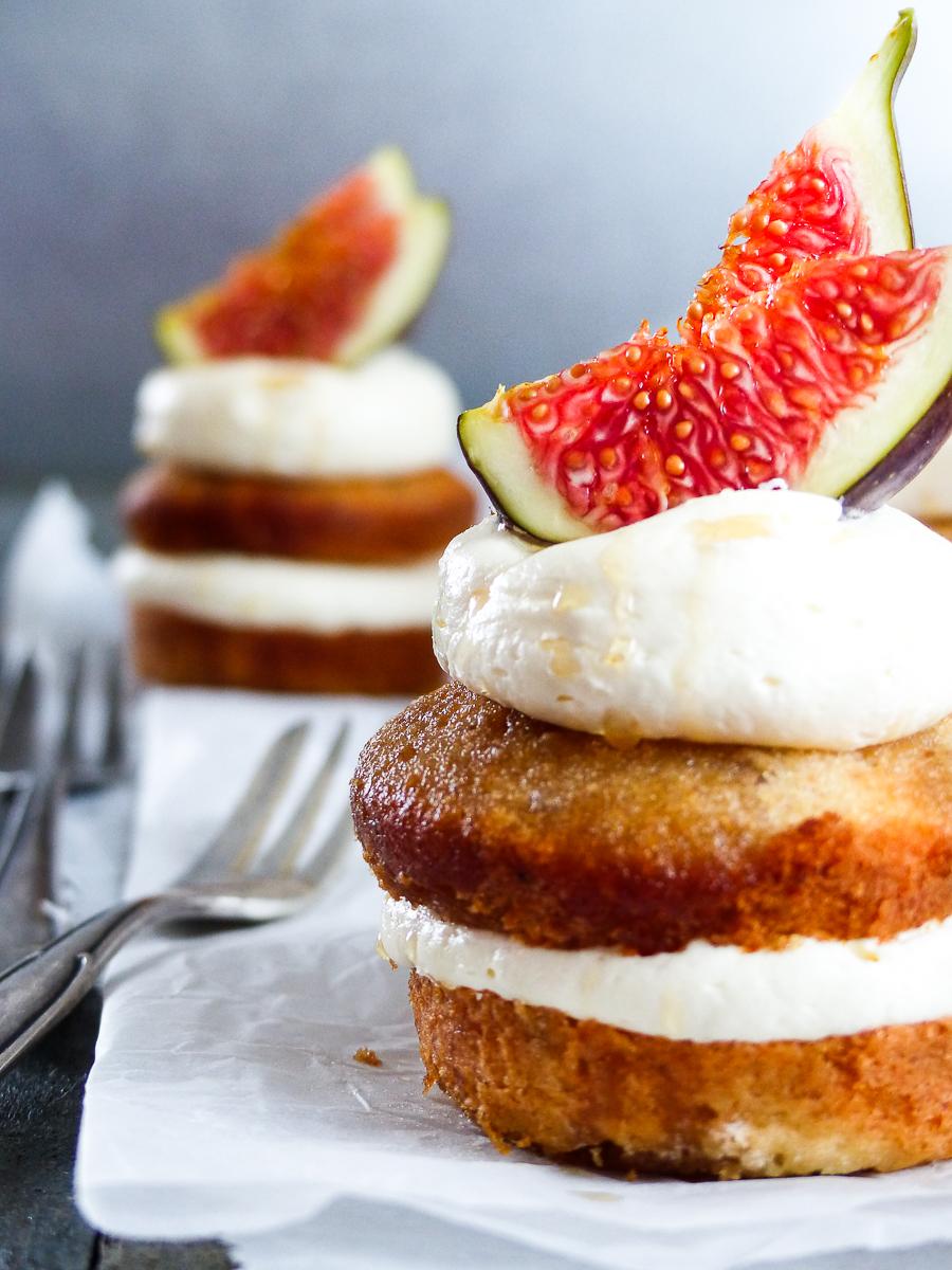 Rezeptbild: Maronen Küchlein mit Ahornsirup Buttercreme und frischen Feigen
