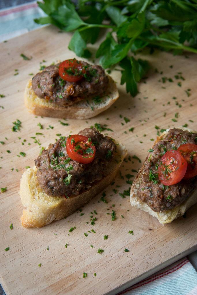 Rezeptbild: Hackfleisch Brote - knuspriges Baguette mit Hackfleisch gebacken