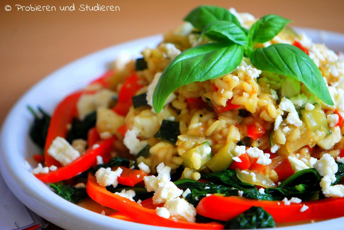 Rezeptbild: Buntes Gemüse-Risotto mit Feta auf Spinat