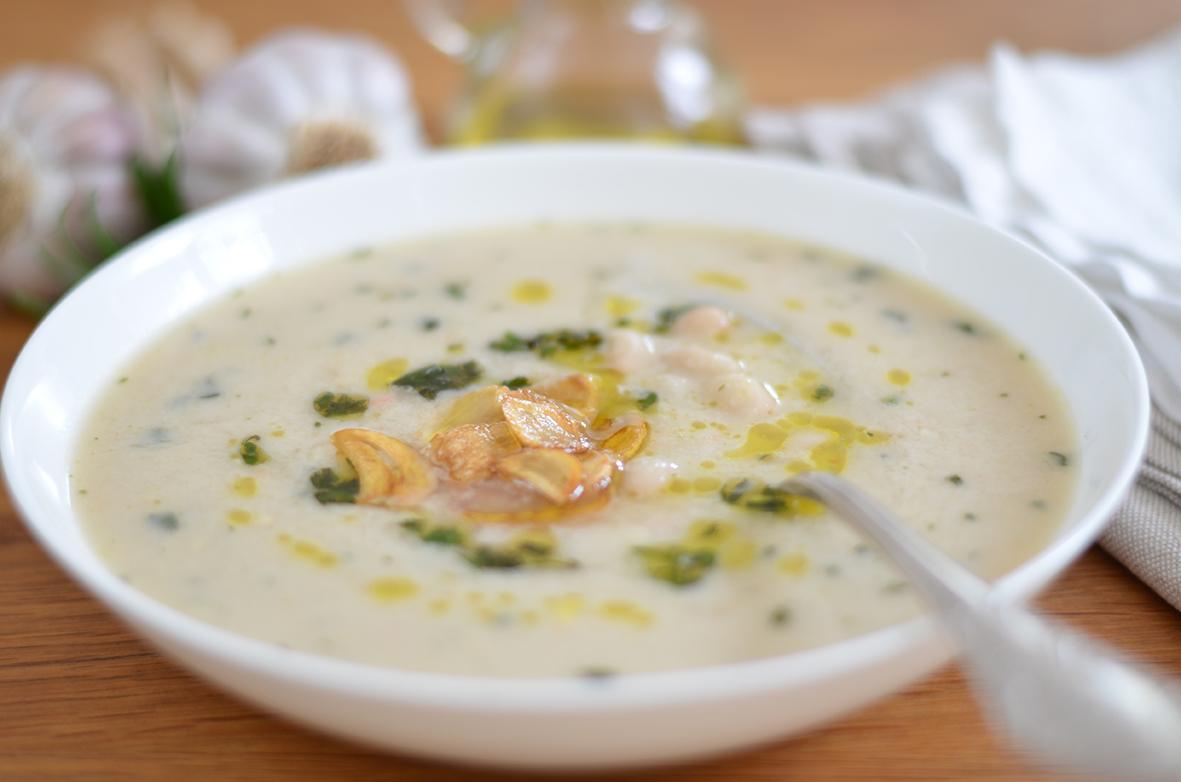 Rezeptbild: Weiße Bohnensuppe mit geröstetem Knoblauch