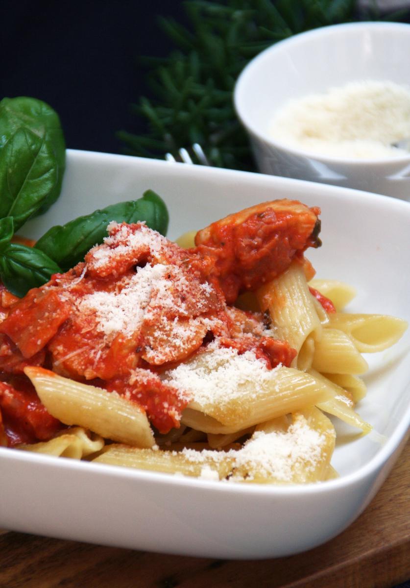 Rezeptbild: Pasta mit einer Tomaten-Hühnchen-Champignon-Sugo1