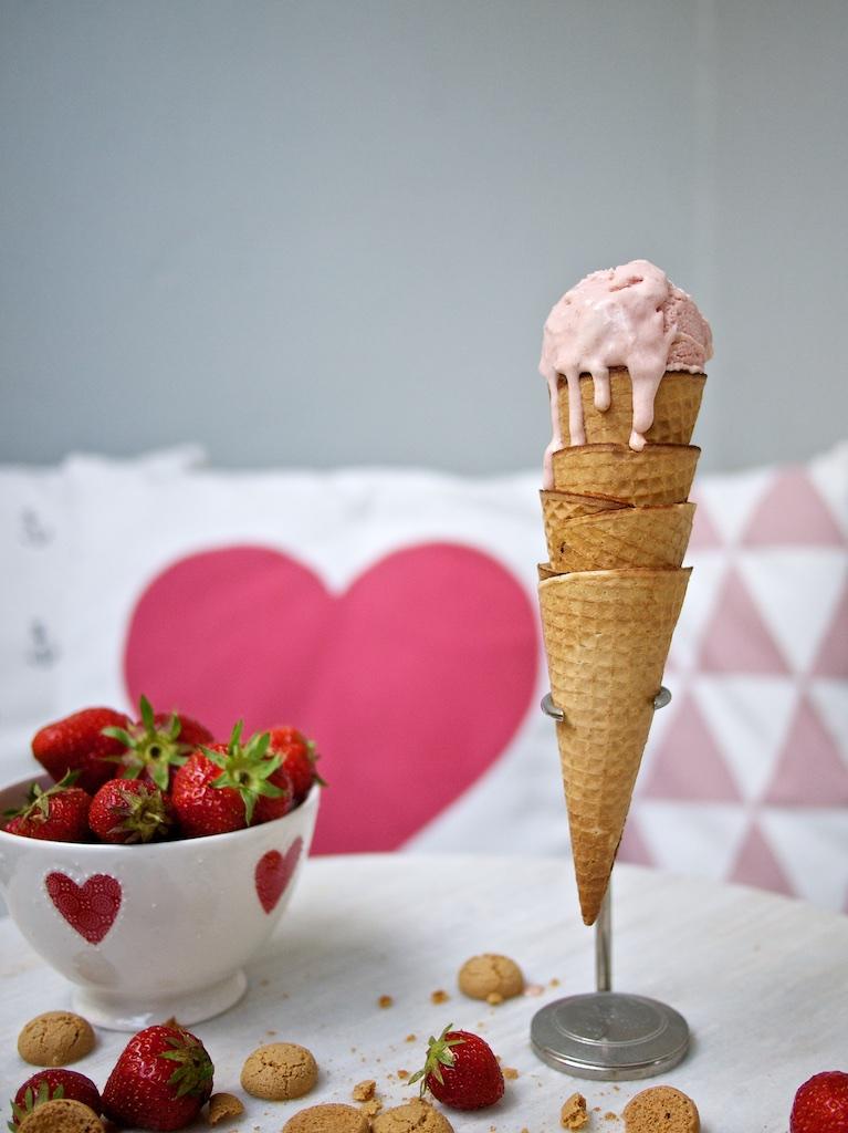 Rezeptbild: Erdbeer-Mascarpone-Eis mit Amarettini