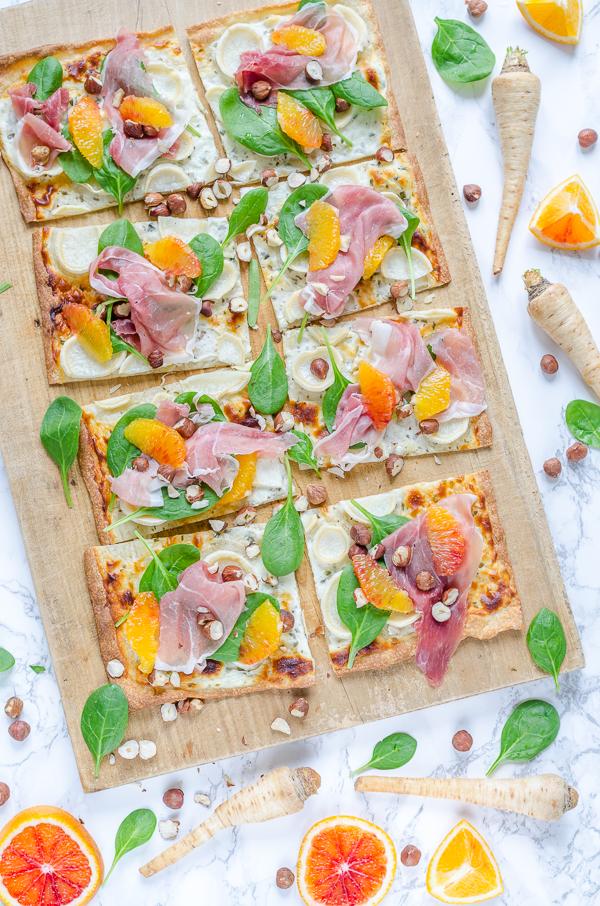 Rezeptbild: Flammkuchen mit Petersilienwurzeln, Blutorangen, Haselnüssen, Babyspinat und Parmaschinken 