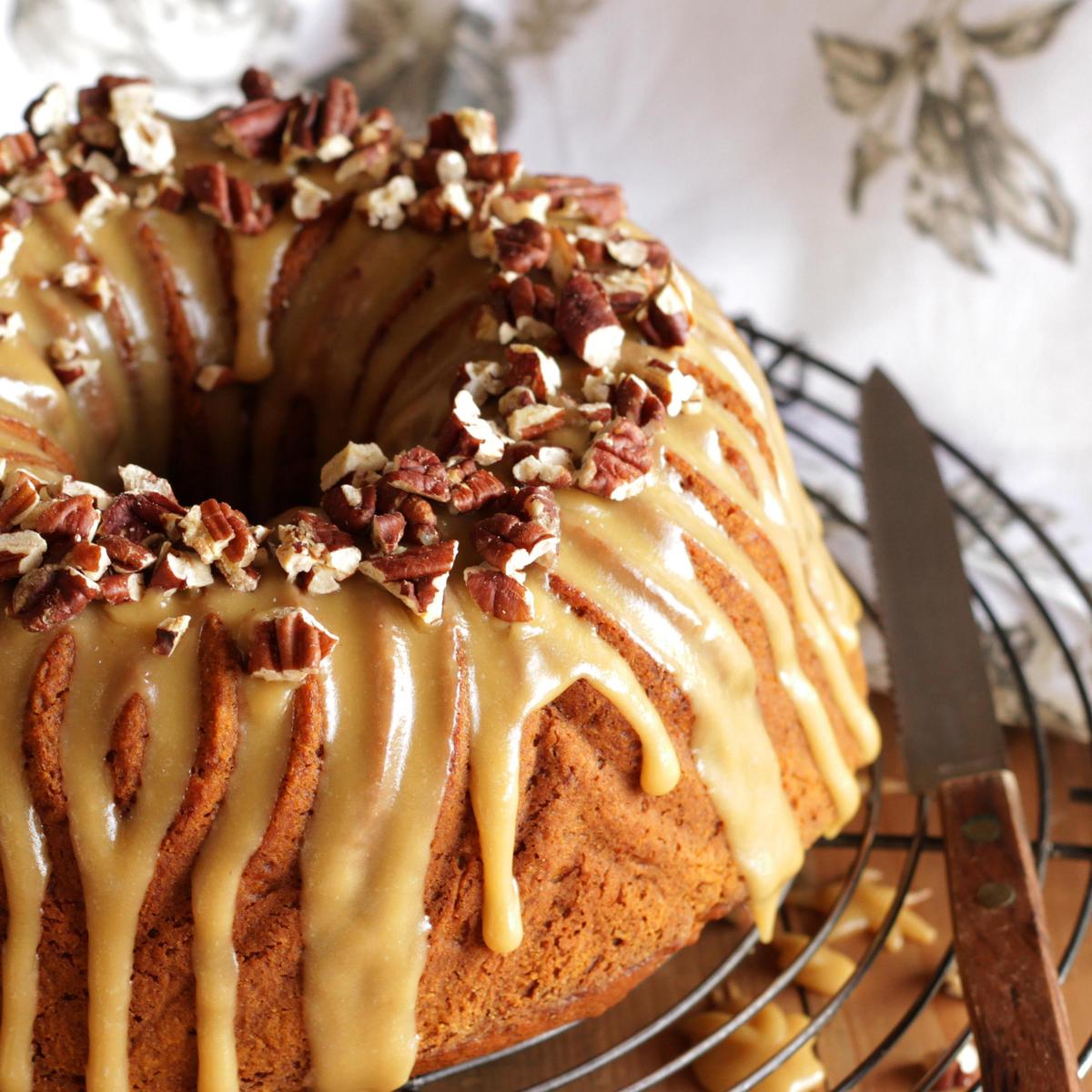 Rezeptbild: Kürbis-Gewürzkuchen mit Karamellglasur aus braunem Zucker