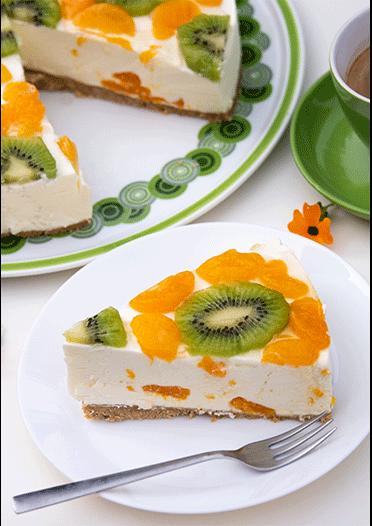 Rezeptbild: Fruchtige Frischkäsetorte mit Mandarinen und Kiwi (no bake)