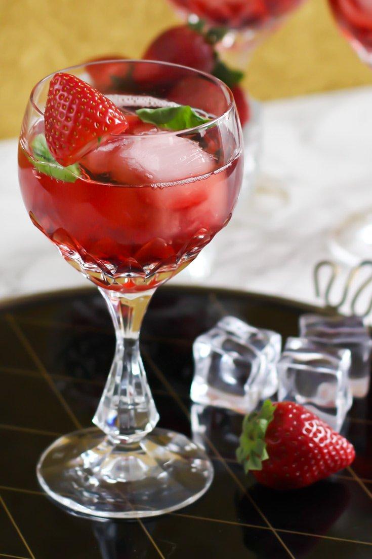 Rezeptbild: Gin Tonic Cocktail mit Erdbeer Likör und Basilikum