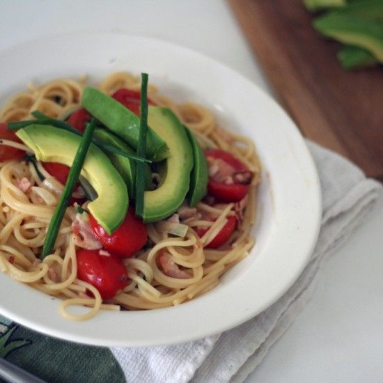 Rezeptbild: zitronennudeln mit avocado & kümmelbraten
