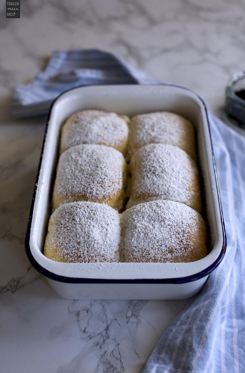 Rezeptbild: Buchteln mit Pflaumenmus