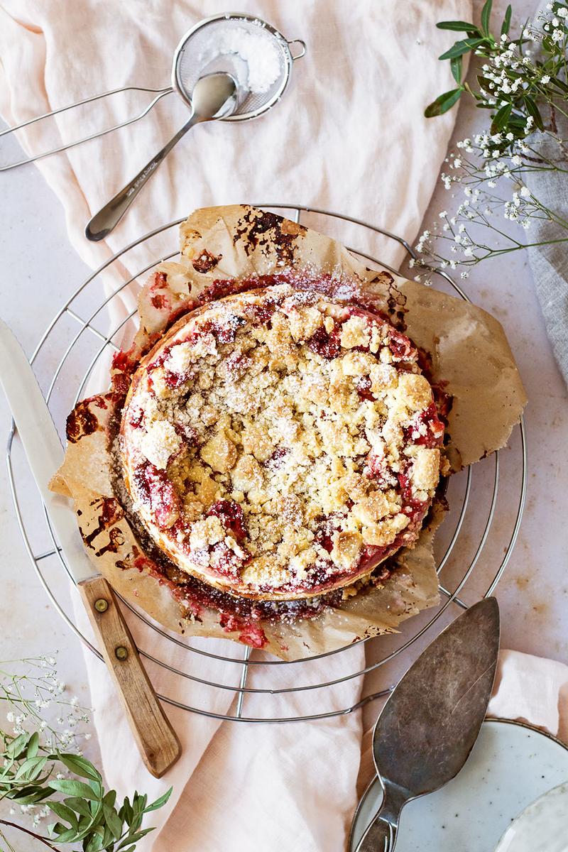 Rezeptbild: Erdbeer-Rhabarber-Käsekuchen mit Streuseln