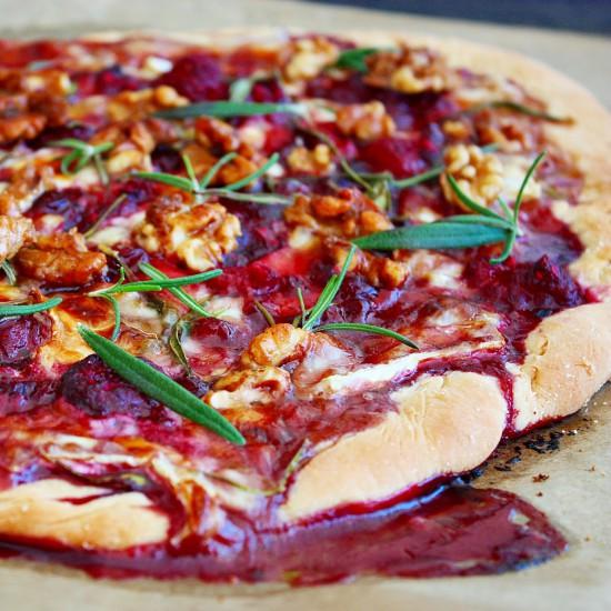 Rezeptbild: Himbeer Brie Pizza mit kandierten Walnüssen