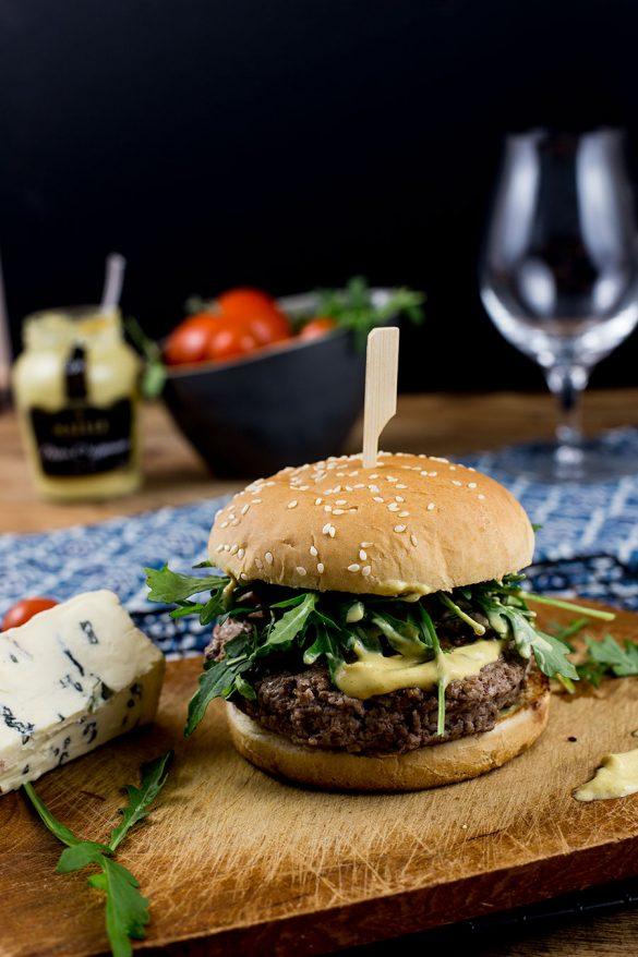 Rezeptbild: Schweinehackfleisch Burger mit Blauschimmelkäse Füllung Rezept