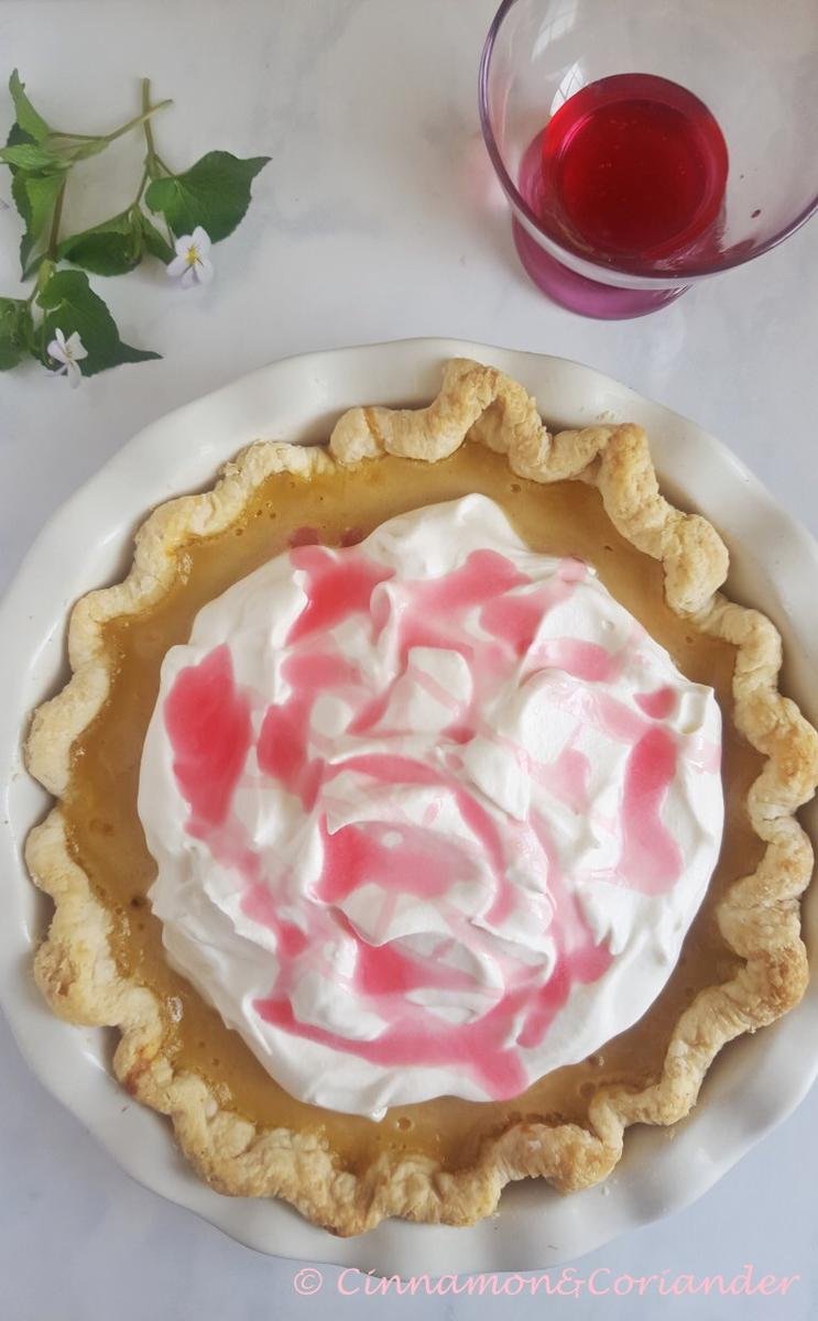 Rezeptbild: Maple Buttermilk Pie mit Rhabarber