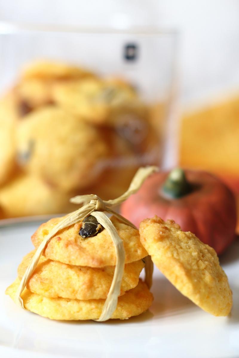 Rezeptbild: Kürbis Cookies mit weißer Schokolade und Kürbiskernen