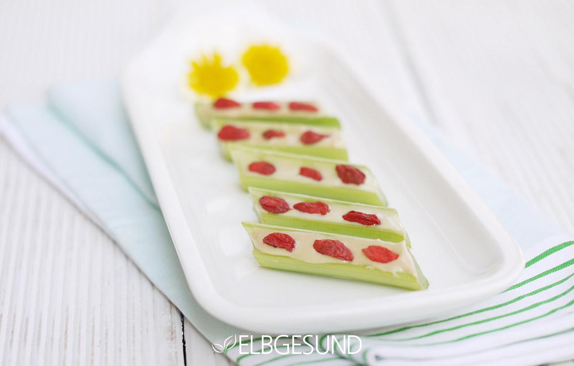 Rezeptbild: Verrückter gesunder Snack mit gefülltem Sellerie