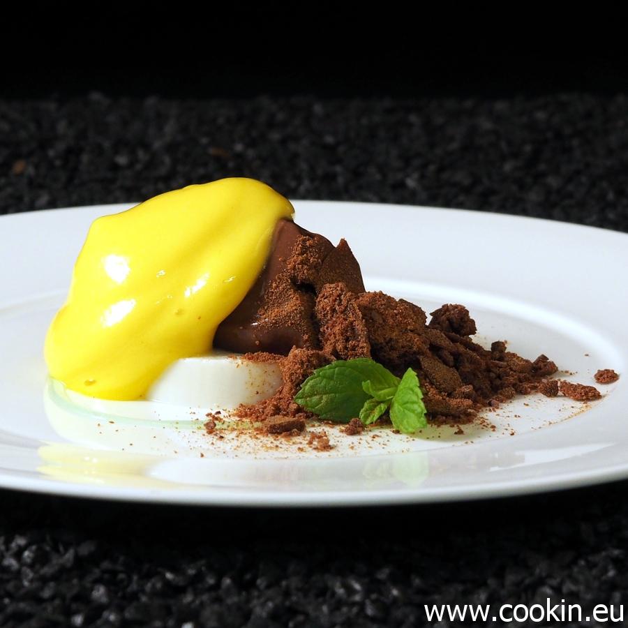 Rezeptbild: Passionsfrucht-Schaum, Schokoladeneis, Kokos-Panna Cotta, Schoko-Crumble