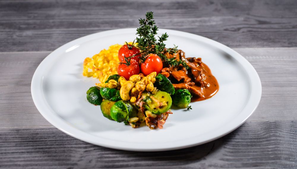 Rezeptbild: Kalbsgeschnetzeltes mit Spätzle und Speck-Rosenkohl