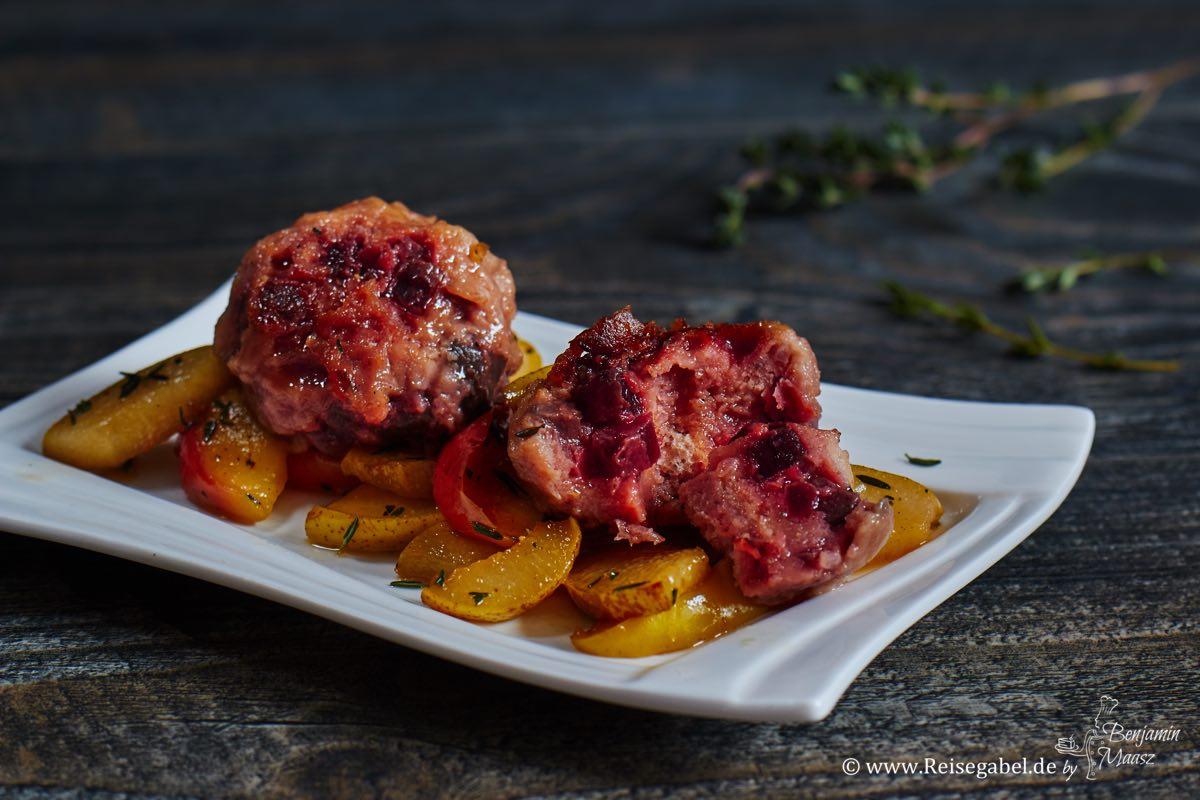 Rezeptbild: Rote Beete Knödel mit Apfel- und Birnenspalten