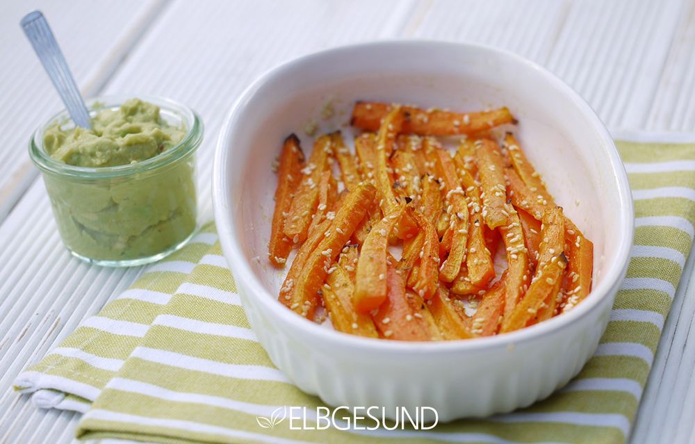 Rezeptbild: Gesunde Pommes aus Sesam-Möhren mit Avocado-Dip