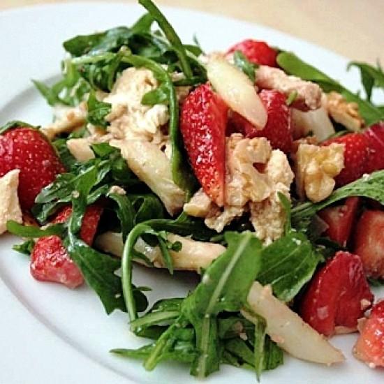 Rezeptbild: Spargel-Rucolasalat mit Mozzarella und Erdbeeren