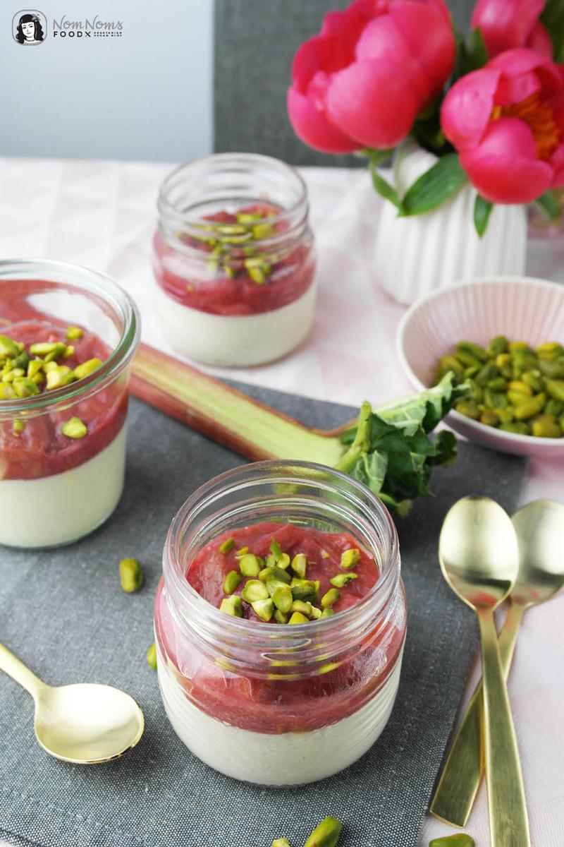 Rezeptbild: Vegetarische Buttermilch-Panna-Cotta mit Rhabarber-Kompott und Pistazien