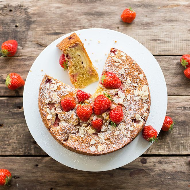 Rezeptbild: Erdbeer-Mandel-Kuchen mit Frischkäse-Tupfen