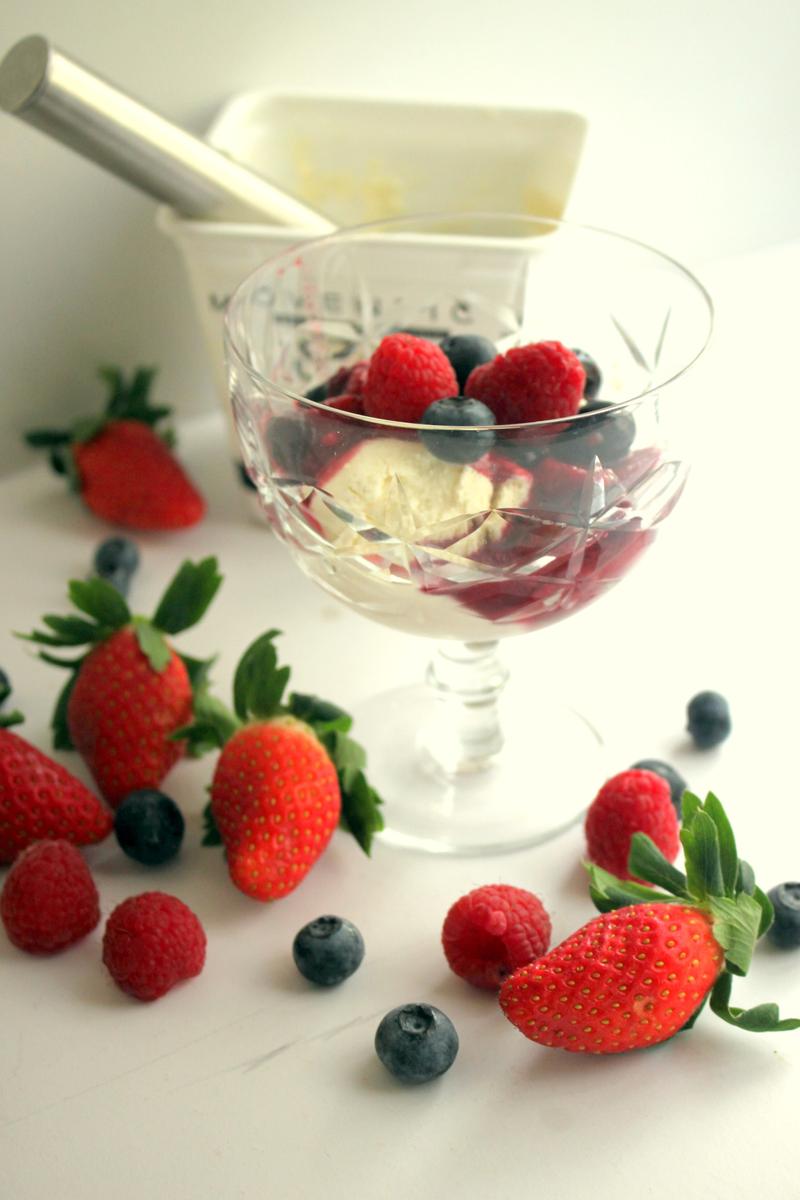 Rezeptbild: Heisse Beeren auf Eis