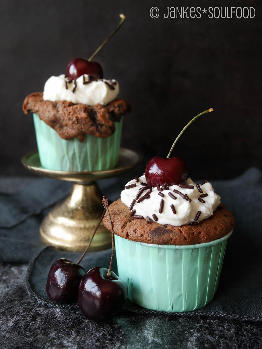 Rezeptbild: Schoko-Kirsch-Cupcakes